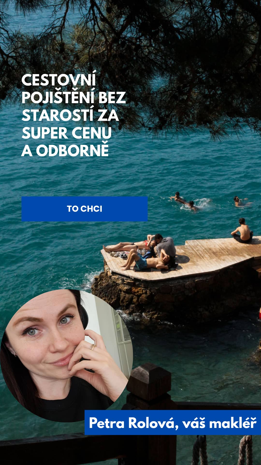 Marketingový vizuál cestovního pojištění s fotografií moře a lidí na útesu v horní části a portrétem makléřky Petry Rolové v dolní části. Obsahuje text v češtině o výhodách pojištění a výzvu k akci.